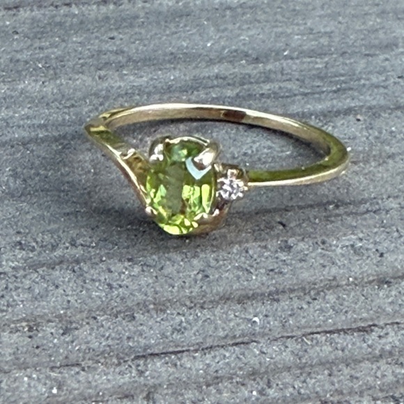 Jewelry - Vintage 14k solid Gold Ring with peridot